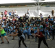 jovens fazem exercícios físicos