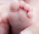 pés de um bebê nas mãos da mãe